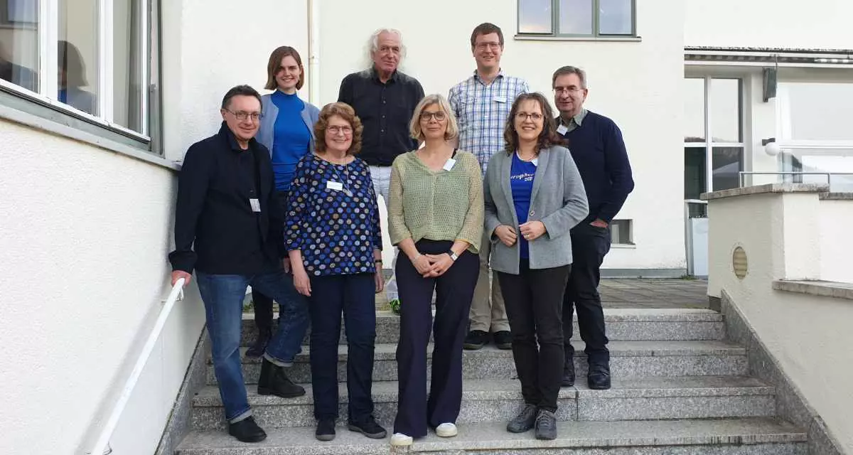 Der neue Sprecherrat auf der LAGG-Jahresdelegiertenversammlung 2024 v. l. n. r. : Thomas Stöckle, Luisa Lehnen, Gertrud Graf, Jost Grosspietsch, Dr. Nicola Wenge, Felix Köhler, Andrea Dettling, Dr. Martin Ulmer