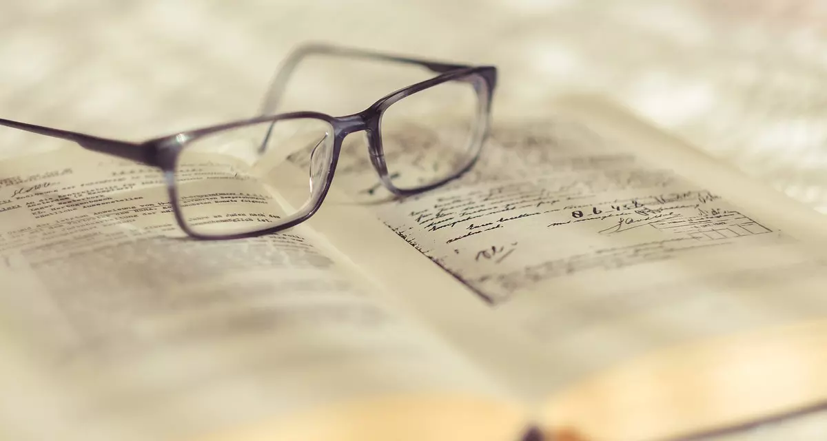 Symbolbild Materialien (aufgeschlagenes Buch mit Brille). Foto: Pixabay.com | Jan Mateboer