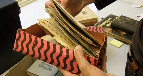 zum Leitfaden (Foto: Bildausschnitt aus der Handreichung "Das materielle Erbe der Zeitzeugen sichern", Dokumentationszentrums Oberer Kuhberg Ulm.)