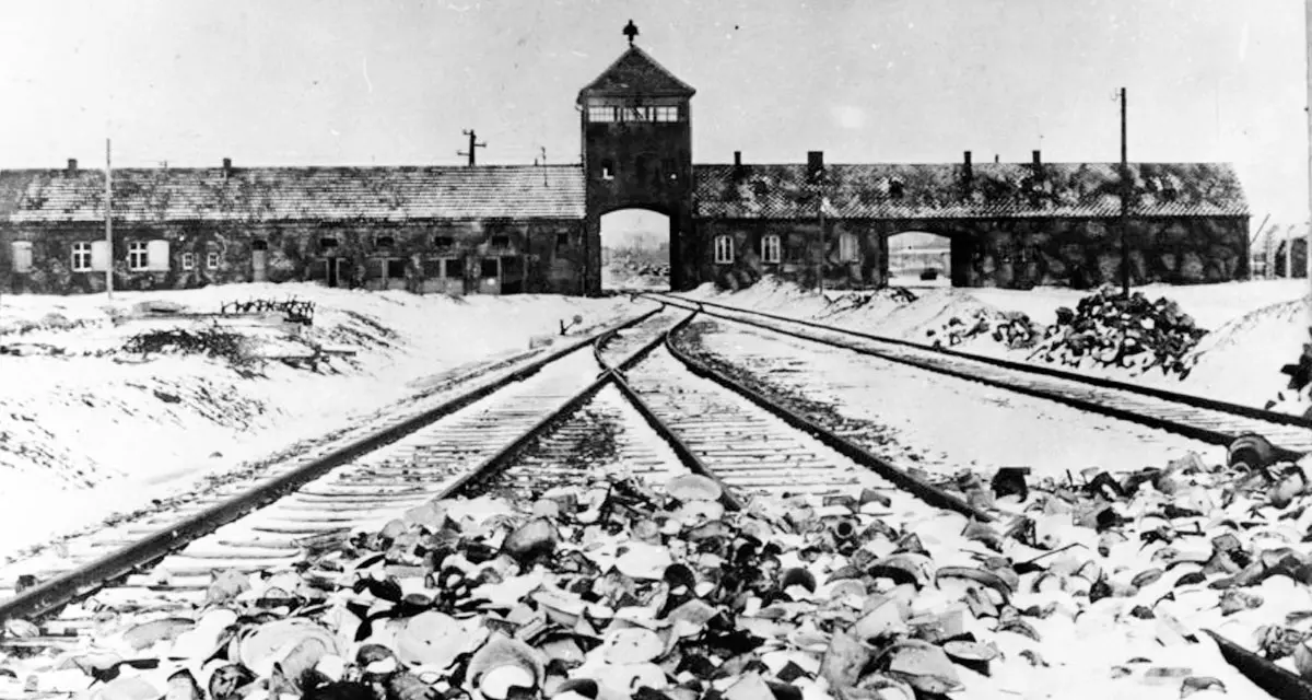 KZ Auschwitz, Einfahrt. Foto: wikipedia / Bundesarchiv, B 285 Bild-04413 / Stanislaw Mucha; CC-BY-SA 3.0. 