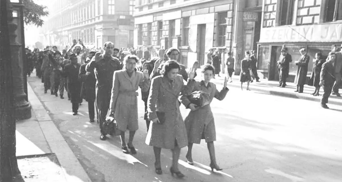 Budapest, Festnahme von Juden - Bundesarchiv, Bild 101I-680-8285A-06 / Faupel / CC-BY-SA 3.0 
