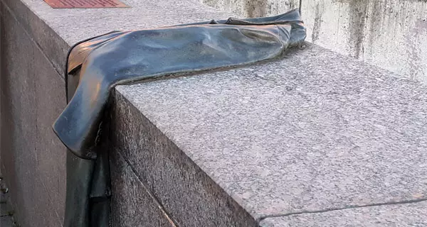 In Freiburg erinnert seit 2003 auf der Wiwili-Brücke, in unmittelbarer Nähe zum Bahnhof, ein scheinbar liegengelassener Mantel aus Bronze an die Deportation der badischen Juden.