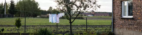 Garten und Wohnhaus von Emilia Kramarczyk in Brzezinka (Birkenau). Foto: Kai Loges und Andreas Langen (die arge lola), Stuttgart
