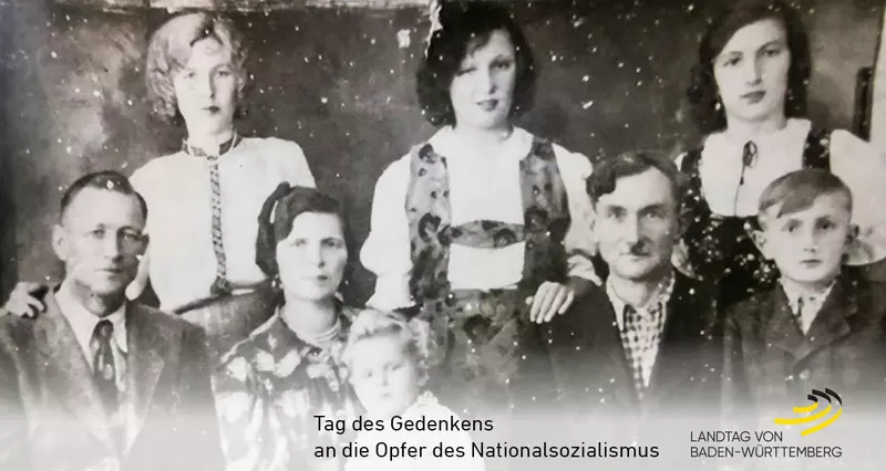 Gedenkstunde des Landtags von Baden-Württemberg zum Tag des Gedenkens an die Opfer des Nationalsozialismus. Foto: Historisches Familienportrait, Zentralrat der Jenischen Deutschland. © Landtag von Baden-Württemberg