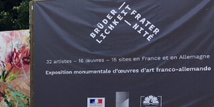 Der Weg zum Centre européen du résistant déporté wird flankiert von Kunstwerken, die im Rahmen des französisch-deutschen Projekts „Fraternité/Brüderlichkeit“ entstanden sind.