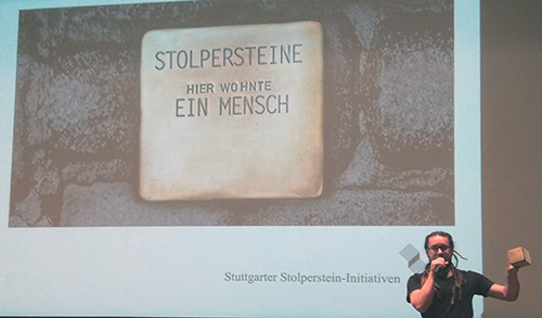 Die Stuttgarter Stolperstein Initiative, vertreten durch Adrian Schmidt stellt ihre Arbeit vor.