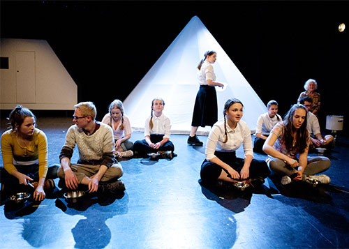 Täterinnen: Kochen mit Ensemble. Foto: David Graeter, Tübinger Landestheaters (LTT) Täterinnen: Kochen mit Ensemble. Foto: David Graeter, Tübinger Landestheaters (LTT)